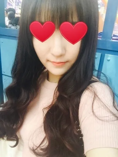 Vì đường quai hàm không rõ nên mỗi lần bạn bè chụp lén là mặt cứ bẹt ra í