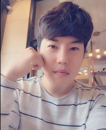 Xin chào. Mình là Kim Woo Bin, người đã phẫu thuật mắt và mũi đây ạ.